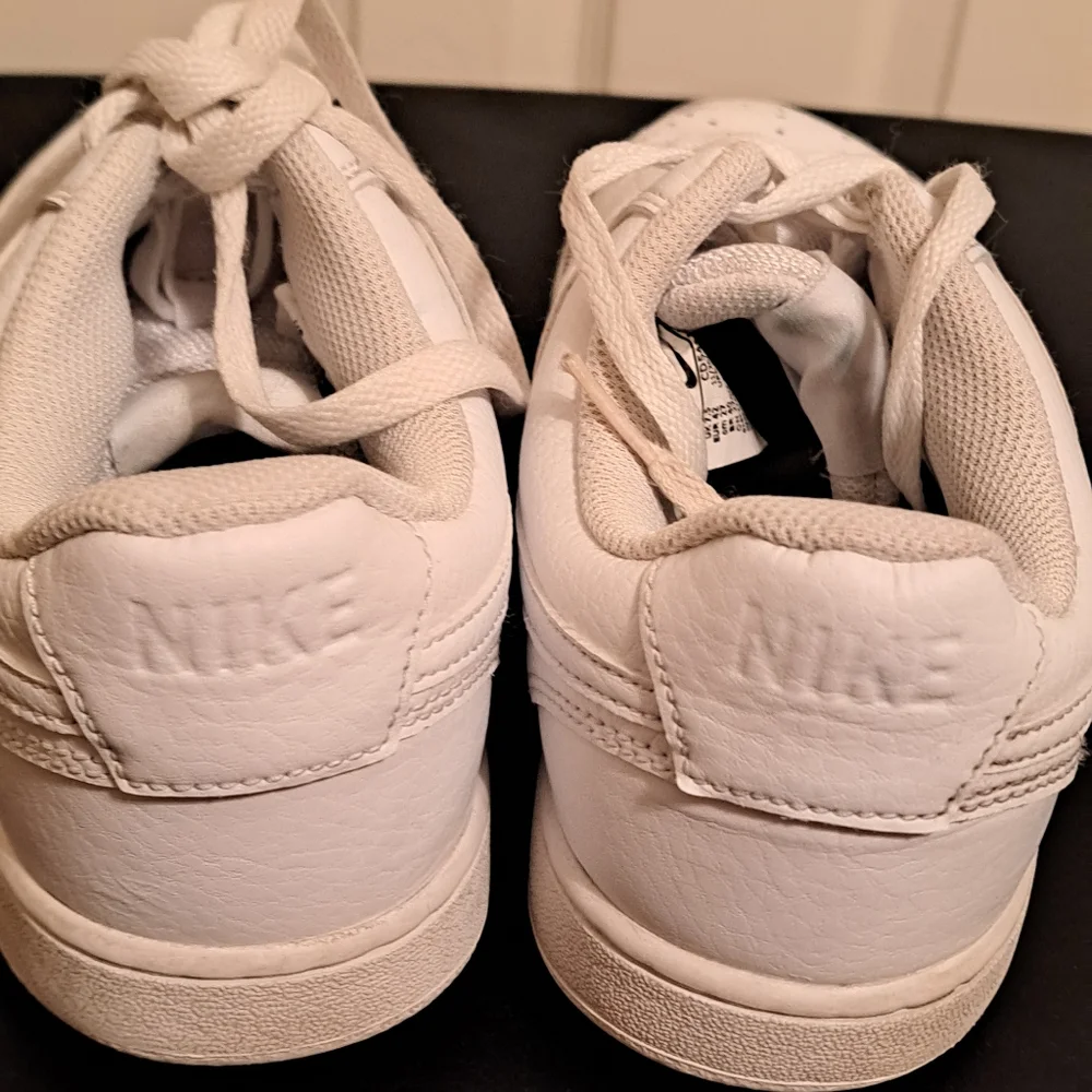 Women's Nike Court sneakers GUC